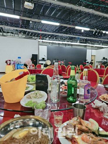 라오스 비엔티안의 북한식당 백두-한나관에서 공연이 끝난 후 종업원들이 테이블을 정리하고 있다(사진=윤정훈 기자)