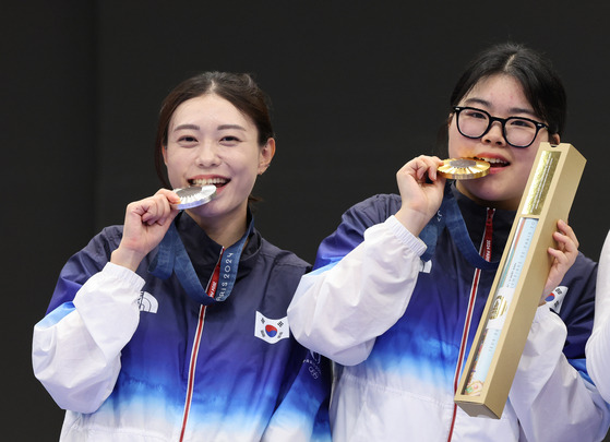 오예진 선수와 김예지 선수가 28일(현지시간) 프랑스 샤토루 슈팅 센터에서 열린 2024 파리올림픽 사격 여자 10m 공기권총 시상식에서 금메달과 은메달을 깨물어 보며 즐거워 하고있습니다. [사진출처=연합뉴스]