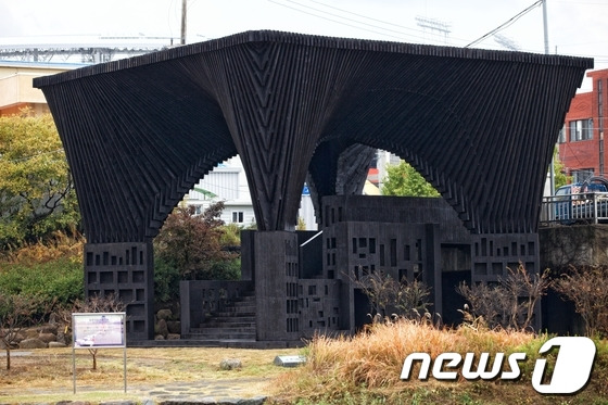 광주폴리 데이비드 아자예와 타이에 셀라시의 '광주천 독서실'ⓒ News1