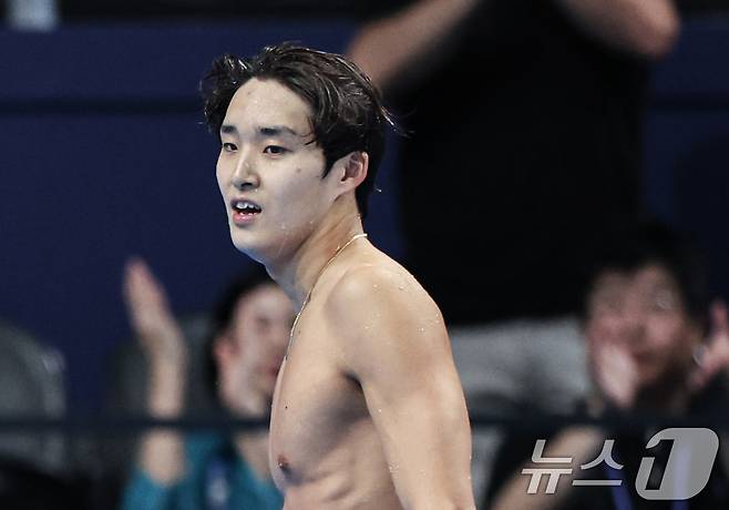 대한민국 수영대표팀 김우민이 28일(한국시간) 프랑스 파리 라데팡스에서 열린 남자 400M 자유형 결승 경기에서 동메달을 획득한 후 경기장을 나서고 있다. 2024.7.28/뉴스1 ⓒ News1 이동해 기자