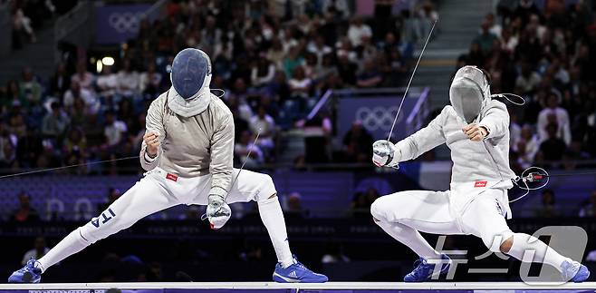 대한민국 펜싱 대표팀 오상욱 선수(오른쪽)가 28일(한국시간) 프랑스 파리 그랑 팔레에서 열린 남자 사브르 개인 준결승 이탈리아와의 경기에서 공격에 성공한 후 기뻐하고 있다. 2024.7.28/뉴스1 ⓒ News1 박정호 기자