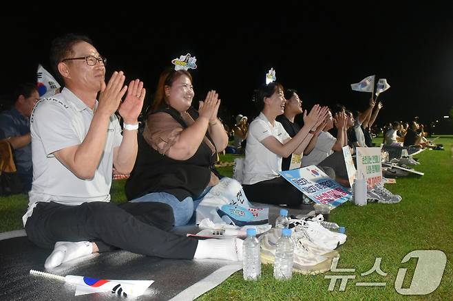 28일 오후 전남 순천시 오천그린광장에서 파리올림픽 여자 양궁 국가대표 남수현 선수 부모인 남관우·고수진씨가 열띤 응원전을 벌이고 있다.2024.7.28/뉴스1 ⓒ News1 김동수 기자