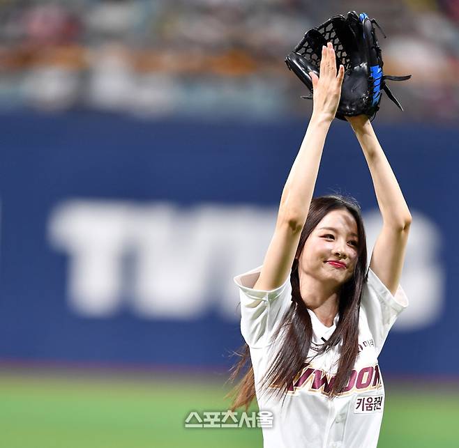‘이번에 키움팬들을 향해 두손 벌려 박수!’ 솔지