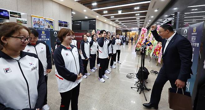 사격 대표팀 응원하는 장재근 선수촌장<저작권자(c) 연합뉴스, 무단 전재-재배포, AI 학습 및 활용 금지>