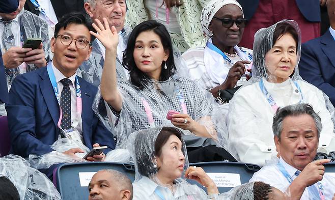 개회홍라희 삼성미술관 리움 관장(오른쪽부터)과 이서현 삼성물산 사장, 김재열 삼성글로벌리서치 사장이 26일(현지시간) 프랑스 파리 트로카데로 광장에서 열린 2024 파리 올림픽 개회식에 참석해 있다. 2024.7.27<저작권자(c) 연합뉴스, 무단 전재-재배포, AI 학습 및 활용 금지>