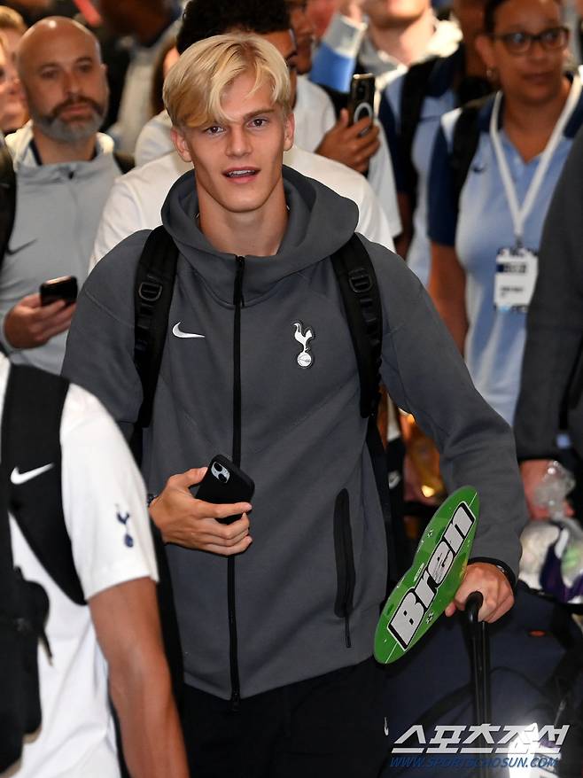 아시아 투어를 시작한 잉글랜드 프리미어리그 토트넘 선수단이 28일 오후 인천국제공항을 통해 입국했다. 루카스 베리발이 입국장을 빠져나가고 있다. 인천공항=허상욱 기자 wook@sportschosun.com/2024.07.28/