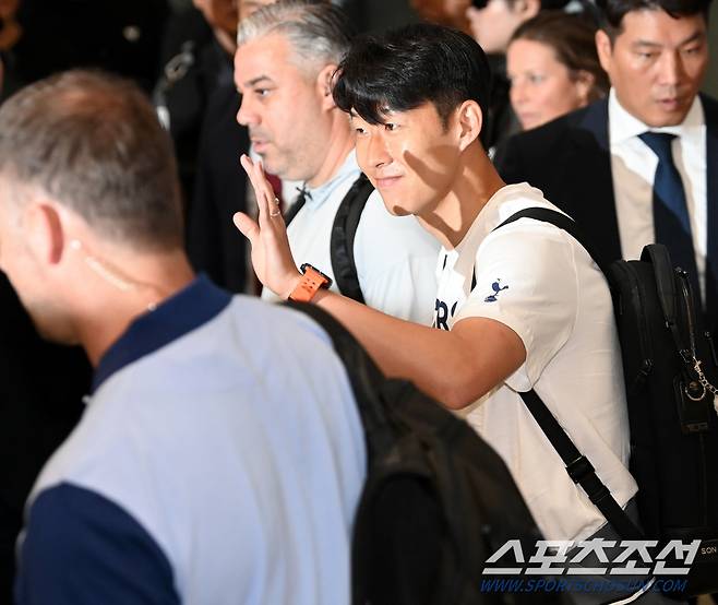 아시아 투어를 시작한 잉글랜드 프리미어리그 토트넘 선수단이 28일 오후 인천국제공항을 통해 입국했다. 손흥민과 동료들이 입국장을 빠져나가고 있다 인천공항=허상욱 기자 wook@sportschosun.com/2024.07.28/