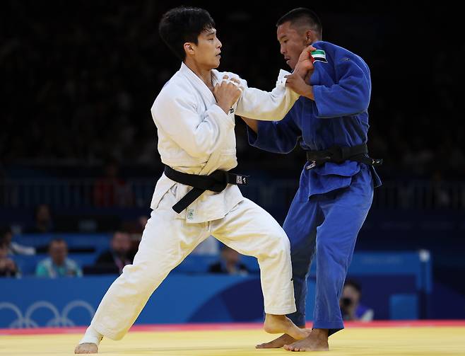 프랑스 파리 아레나 샹드마르스에서 열린 2024 파리올림픽 유도 남자 66kg급 32강전에서 안바울이 아랍에미리트 나르만다흐 바얀문흐를 상대하고 있다. 연합뉴스