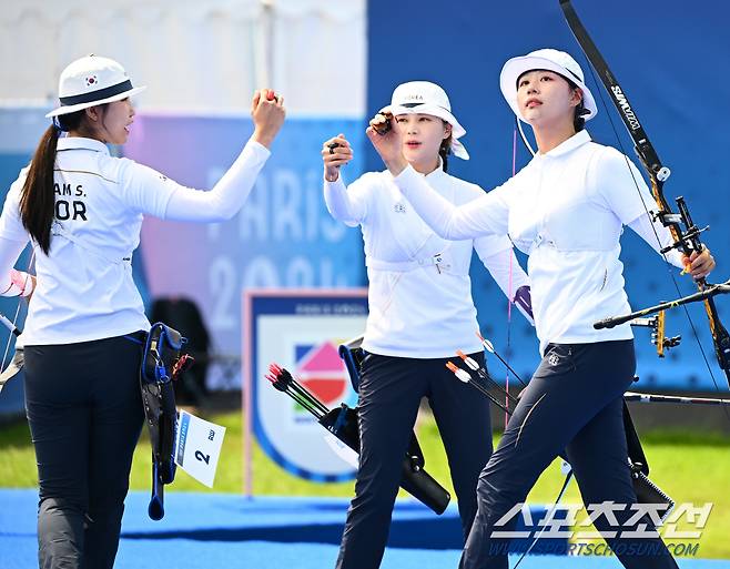 28일(한국시각) 프랑스 파리 앵발리드에서 열린 '2024 파리올림픽' 양궁 여자 리커브 단체 한국과 대만의 8강전. 세트를 따낸 한국 선수들이 하이파이브하고 있다. 파리(프랑스)=정재근 기자 cjg@sportschosun.com/2024.7.28/