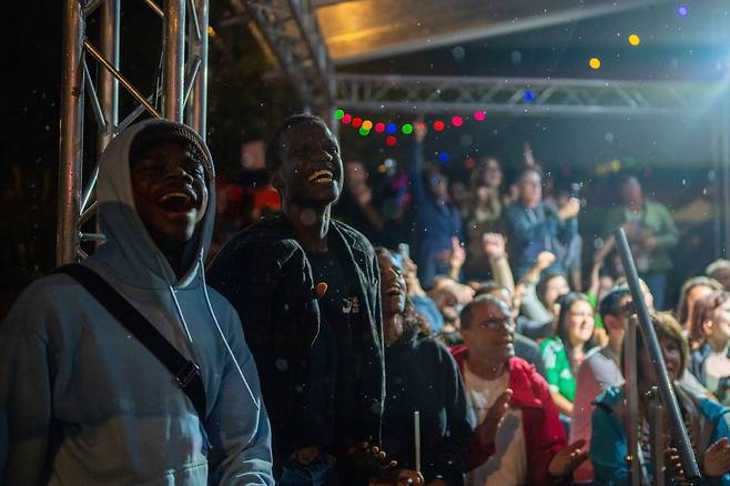 26일(현지시각) 프랑스 파리 올림픽 개막식을 팬 존에서 스크린 영상으로 지켜보고 있는 관중들. /AP 연합뉴스