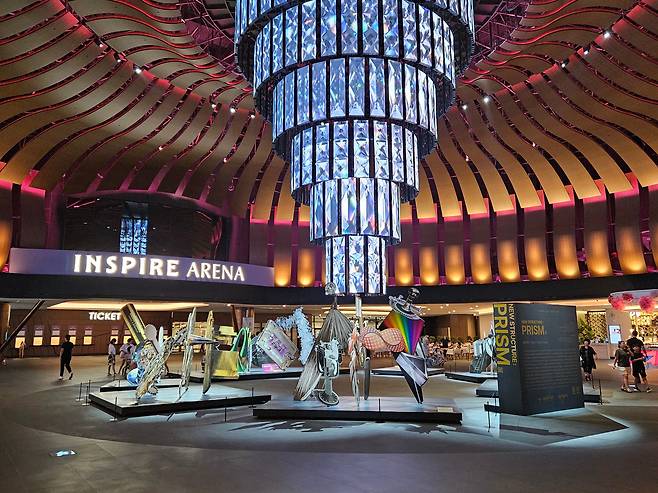 권오상 작가의 ‘뉴 스트럭처: 프리즘’ 전시회가 지난 25일 인천 영종도 ‘인스파이어 엔터테인먼트 리조트’에서 개막했다. /박용선 기자