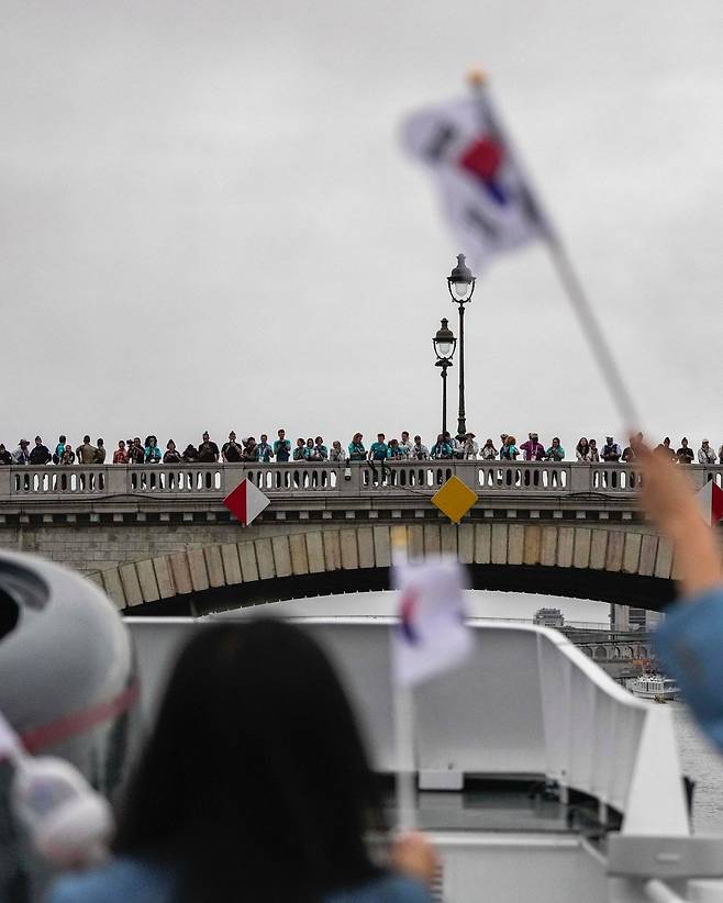 한국 대표팀 사진만 국기 흐리게 처리.  파리올림픽 공식 인스타 계정