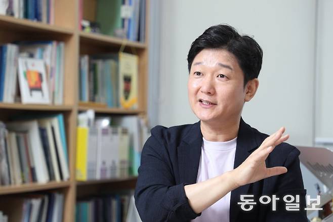 16일 서울대 인구정책연구센터에서 만난 조영태 서울대 교수는 지금의 저출산 정책은 인구 감소가 예정된 미래를 준비하는 것이 아닌 
과거로 회귀하자는 것이나 마찬가지라며 “저출산 정책을 인구 정책으로 전환해야 한다”고 말했다. 변영욱 기자 
cut@donga.com