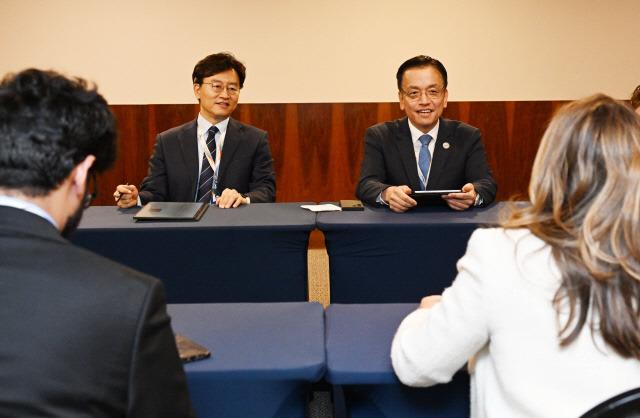 G20재무장관회의 참석차 브라질 리우데자네이루를 방문 중인 최상목 경제부총리 겸 기획재정부 장관이 지난 26일(현지시간) 크리스티아 프리랜드 캐나다 재무장관과 면담하고 있다. <기획재정부 제공>