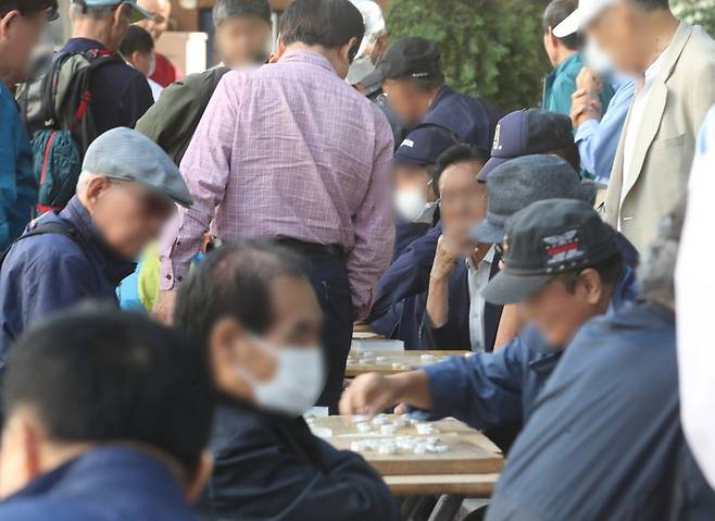 서울 종로구 탑골공원 주변에 어르신들이 장기를 두며 시간을 보내고 있다. 뉴시스