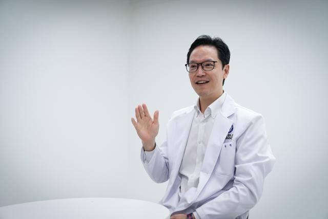 김민 강남세브란스병원 안과 교수는 "눈에서 암이 생기면 대부분 폐나 척수, 뼈, 골수 등 인접 장기로 전이되기 쉬워 결코 가볍게 보아서는 안 된다"고 강조했다. 강남세브란스병원 제공