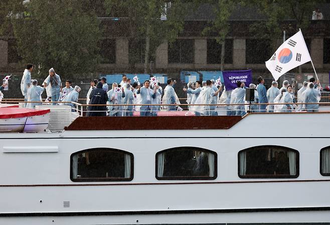 <yonhap photo-3174=""> 파리 센강의 한국 선수단 (파리=연합뉴스) 황광모 기자 = 2024파리올림픽 개회식이 사상 최초로 야외에서 열린 26일 오후(현지시간) 프랑스 파리 센강에서 한국선수단이 탄 배가 지나가고 있다. 2024.7.27 hkmpooh@yna.co.kr/2024-07-27 04:53:59/ <저작권자 ⓒ 1980-2024 ㈜연합뉴스. 무단 전재 재배포 금지, AI 학습 및 활용 금지></yonhap>