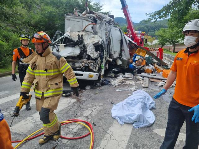 ▲ 28일 오전 7시 36분쯤 원주시 지정면 판대리 인근 도로에서 5t탑차가 전도돼 40대 남성이 사망, 소방당국은 경찰에 인계했다.