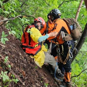 ▲ 지난 27일 오후 5시 22분쯤 홍천군 서석면 청량리 덕고산에서 A(78·남)씨가 하산 중 굴러 떨어지는 사고가 발생했다. (사진제공=강원특별자치도소방본부)