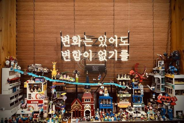 히늘샘교회 벽면 장식. 아이들이 좋아하는 것들로 채워져 있다. 전웅제 목사 제공