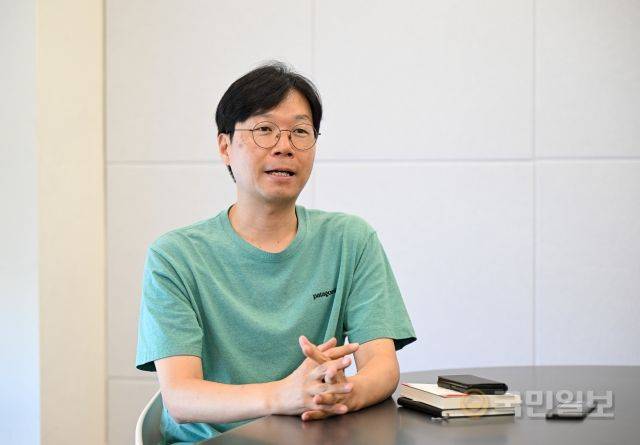 김정태 MYSC 대표는 파타고니아 창업자 이본 쉬나드의 책 '파도가 칠 때는 서핑을'을 경영학 교과서로 꼽았다. 김 대표가 지난 15일 서울 성동구 메리 히어 사옥에서 파타고니아 티셔츠를 입고 대담하고 있다. 신석현 포토그래퍼