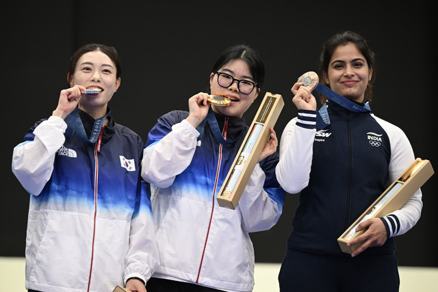 2024 파리올림픽 사격 여자 10m 공기권총 결선이 열린 28일(현지시간) 프랑스 샤토루 CNTS 사격장에서 오예진(가운데)과 김예지가 메달을 들고 세레모니하고 있다. 샤토루=윤웅 기자