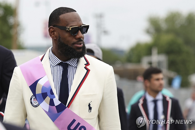 파리 올림픽에 참가한 미국 농구대표팀의 슈퍼스타 르브론 제임스 [AP=연합뉴스]