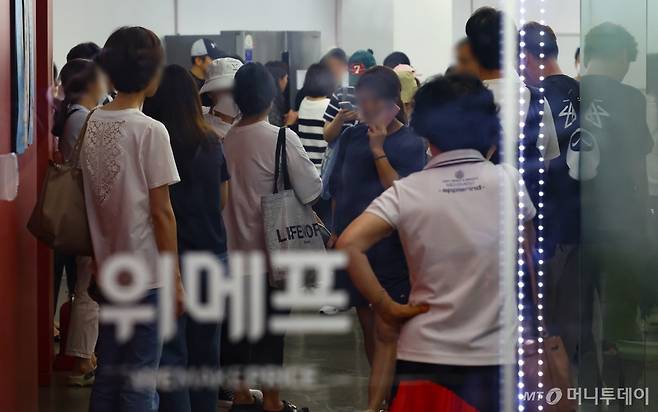 [서울=뉴시스] 황준선 기자 = 티몬·위메프의 정산 지연 사태가 이어진 26일 오후 피해자들이 서울 강남구 위메프 내부로 진입해 사무실을 둘러보고 있다.  2024.07.26. hwang@newsis.com /사진=