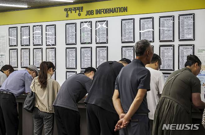 [서울=뉴시스] 정병혁 기자 = 10일 서울 마포구 서부고용복지플러스센터를 찾은 구직자들이 상담을 위해 서류를 작성하고 있다.'2024년 6월 고용동향'에 따르면 지난달 취업자 수는 2890만 7000명으로 전년 동월 대비 9만 6000명 증가했다. 취업자 수는 40개월 연속 증가세를 이어갔지만 청년 취업자는 20개월 연속 감소했다. 실업자는 8개월 연속 늘었고, 비경제활동인구는 40개월 만에 증가로 전환했다.4월 20만명대를 기록한 증가폭이 5월 8만명을 기록한 후 두 달 연속 10만명대로 올라서지 못했다.2024.07.10. jhope@newsis.com