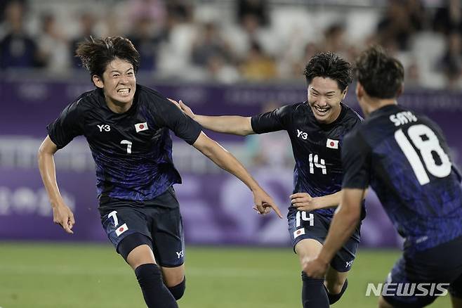 [보르도=AP/뉴시스] 일본 올림픽 축구대표팀의 야마모토 리히토(왼쪽). 2024. 7. 27.