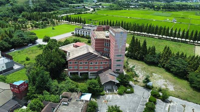 [예산=뉴시스] 김덕진 기자=28일 충남 예산군 덕산면 사동리 일원 1만6385㎡ 부지에 지하 1층, 지상 6층,  62개의 객실을 갖춘 덕산온천관광호텔 모습. 2024.07.28. spark@newsis.com *재판매 및 DB 금지