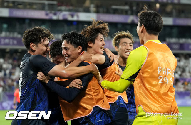 [사진] 일본 축구가 2024 파리 올림픽에서 말리를 1-0으로 꺾고 2연승을 달렸다. 그 덕분에 조기에 8강 진출을 확정하며 56년 만의 메달 획득 청신호를 밝혔다. 일본이 와일드카드없이 23세 이하(U-23) 선수들만 올림픽 8강에 오른 건 처음 있는 일이다. 반면 한국은 올림픽 본선 무대조차 밟지 못하며 세계 최초 10회 연속 올림픽 출전 대기록이 좌절됐다.