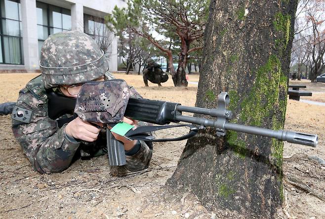 육군 제32보병사단 장병들이 정부대전청사에서 중요시설 방호 훈련을 하고 있다. 세계일보 자료사진