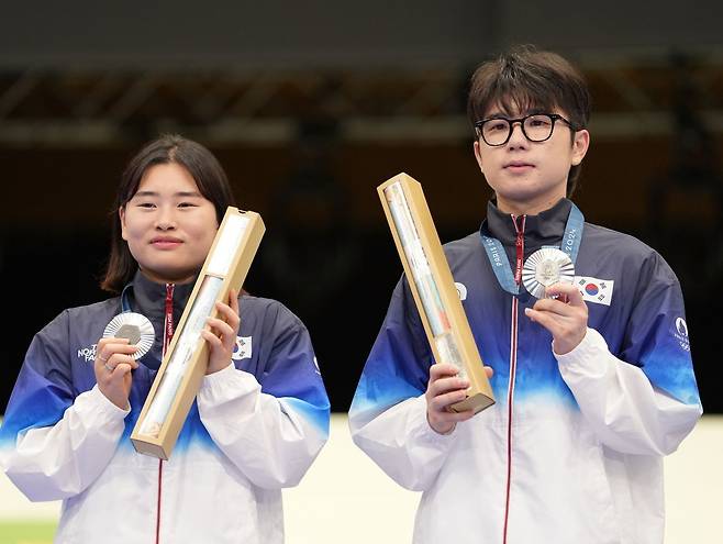 파리올림픽 사격 혼성 공기소총 10m에서 은메달을 따낸 금지현(왼쪽)-박하준. 파리｜뉴시스