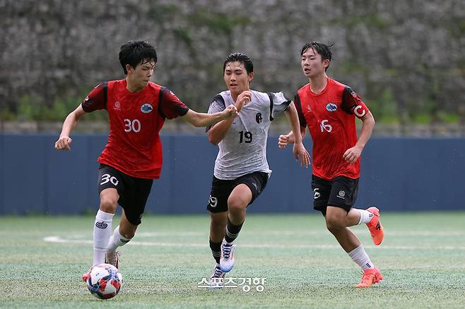 경기평택JFCU18 마강민이 27일 충북 제천축구센터 제2구장에서 열린 57회 대통령금배 고등 U17 유스컵 8강 경기평택JFCU18과 경기평택진위FCU18의 경기에서 돌파를 시도하고 있다. 2024.07.27. 조태형 기자