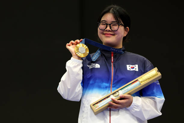 오예진이 금메달을 들고 귀엽게 포즈를 취하고 있다. Getty Images