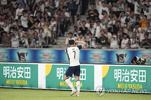 토트넘 홋스퍼는 27일(한국시간) 일본 도쿄 국립경기장에서 열린 J리그 클럽 비셀 고베와의 여름 프리시즌 친선전에서 페드로 포로와 손흥민 그리고 마이키 무어의 득점에 힘입어 3-2로 승리했다. 이날 선발로 나와 약 60분을 소화한 토트넘 주장 손흥민은 후반전에 역전골을 터트리며 팀 승리에 일조했다. 이날 경기장엔 무려 5만 명이 넘는 팬들이 모였는데 이들은 손흥민의 트레이드 마크인 찰칵 세리머니를 따라하고 손흥민이 교체될 때 기립 박수를 보내면서 눈길을 끌었다. 연합뉴스