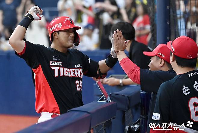 KIA 내야수 변우혁은 28일 고척스카이돔에서 열린 '2024 신한 SOL Bank KBO 리그' 키움과 주말 3연전 마지막 경기에서 7번타자 1루수로 선발 출전했다. 9회초 김선빈에 이어 연타석 홈런을 쳐 팀 승리에 힘을 보탰다.
