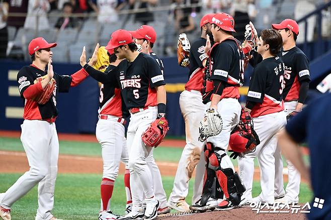 KIA는 28일 고척스카이돔에서 열린 '2024 신한 SOL Bank KBO 리그' 키움과 주말 3연전 마지막 경기에서 4-3으로 승리했다. 9회초 2사 후 홈런 2개로 극적인 역전에 성공하며 짜릿한 승리를 챙겼다. 고척, 김한준 기자