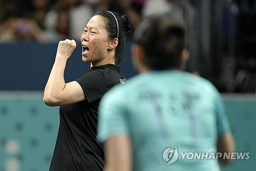 전지희가 28일(한국시간) 프랑스 파리에 있는 사우스 파리 아레나에서 열린 대회 탁구 여자 단식 64강전에서 위푸(포르투갈)에게 0-4(7-11,6-11,11-13,9-11) 완패를 당하며 충격 탈락했다.   세계랭킹 14위인 전지희는 세계 랭킹 80위인 위푸에게 완패하는 굴욕을 당했다. 연합뉴스