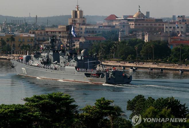 아바나항 들어서는 러시아 군함 (아바나 로이터=연합뉴스) 27일(현지시간) 쿠바 아바나 항에 러시아 발틱 함대 군함이 입항하고 있다. 2024.7.28