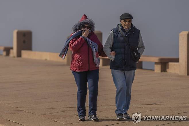 몬테비데오 해변가 산책하는 커플 [AP 연합뉴스 자료사진. 재판매 및 DB 금지]