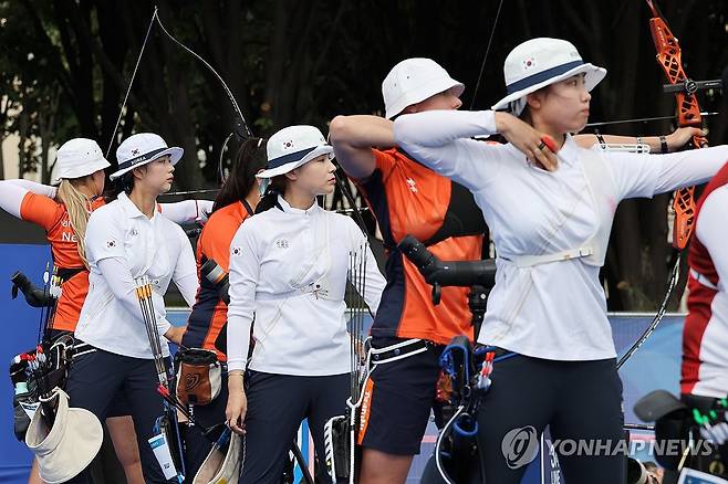 든든한 양궁 여제들 (파리=연합뉴스) 임화영 기자 = 25일(현지시간) 프랑스 파리 레쟁발리드에 마련된 양궁 경기장에서 열린 2024 파리올림픽 여자 개인전 랭킹 라운드에서 출전한 임시현, 남수현, 전훈영이 활시위를 당기고 있다. 2024.7.25 hwayoung7@yna.co.kr