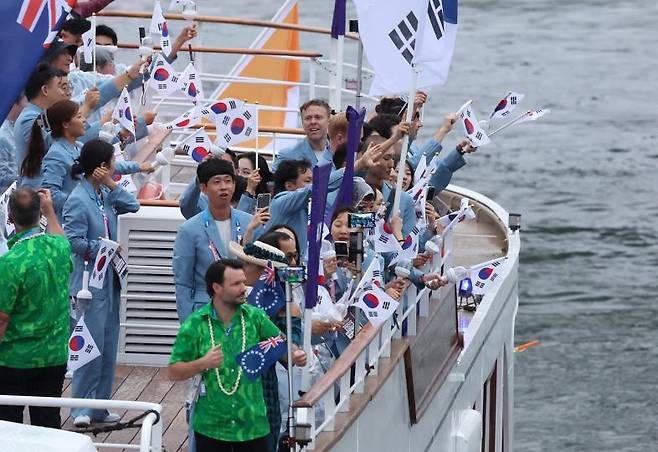 삼성전자 갤럭시 S24로 파리 올림픽 개막식 중계 [삼성전자 제공. 재판매 및 DB 금지]