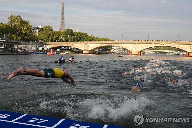 2023년 세계철인3종경기연맹 테스트이벤트에서 센강에 입수하는 선수들  [AFP=연합뉴스 자료사진]