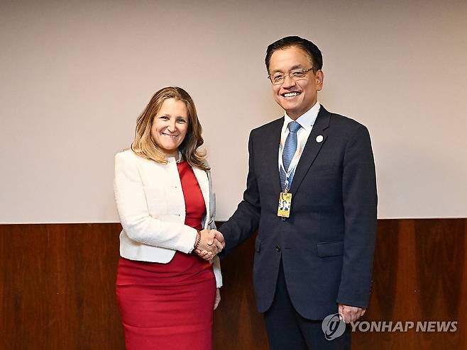 캐나다 재무장관 만난 최상목 부총리 (서울=연합뉴스) G20재무장관회의 및 한-중남미 혁신포럼 참석차 브라질 리우데자네이루를 방문 중인 최상목 경제부총리 겸 기획재정부 장관이 지난 26일(현지시간) 크리스티아 프리랜드 캐나다 재무장관과 만나 기념 촬영하고 있다. 2024.7.28 [기획재정부 제공. 재판매 및 DB 금지] photo@yna.co.kr