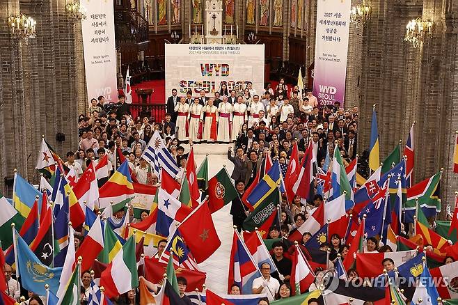 '2027 서울 세계청년대회(WYD) 발대식' (서울=연합뉴스) 구요비 주교, 정순택 대주교, 염수정 추기경, 조반니 가스파리 주한 교황대사, 서상범 주교, 이경상 주교, 글레이손 데 파울라 소자 교황청 평신도가정생명부 차관, 용호성 문화체육관광부 2차관 등 참석자들이 28일 서울 중구 명동성당에서 열린 '2027 서울 세계청년대회(WYD) 발대식'에서 기념 촬영하고 있다. 2024.7.28 [천주교 서울대교구 제공. 재판매 및 DB 금지] photo@yna.co.kr