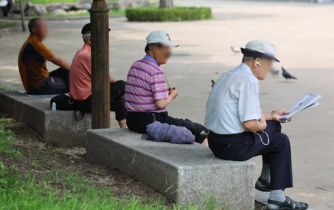 서울 종로구 탑골공원에서 노인들이 휴식하고 있다. (사진=연합뉴스)