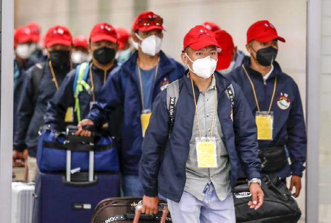 인천국제공항 제2터미널 입국장에서 네팔에서 온 외국인근로자들이 입국하고 있다.(사진=뉴시스)