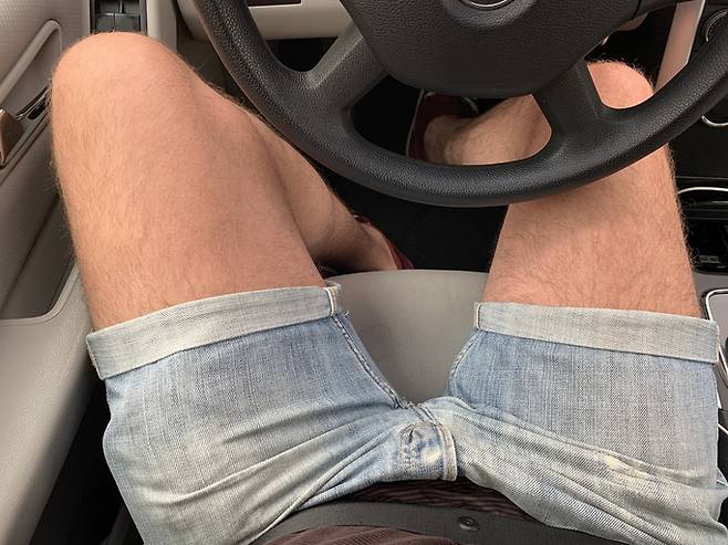 운전 중 정강이에 쥐가 났다는 사람들이 더러 있다. 과도한 운동, 부적절한 자세, 근육 불균형 등 다양한 원인으로 인해 정강이에도 근육 통증이 발생할 수 있다. [사진=게티이미지뱅크]